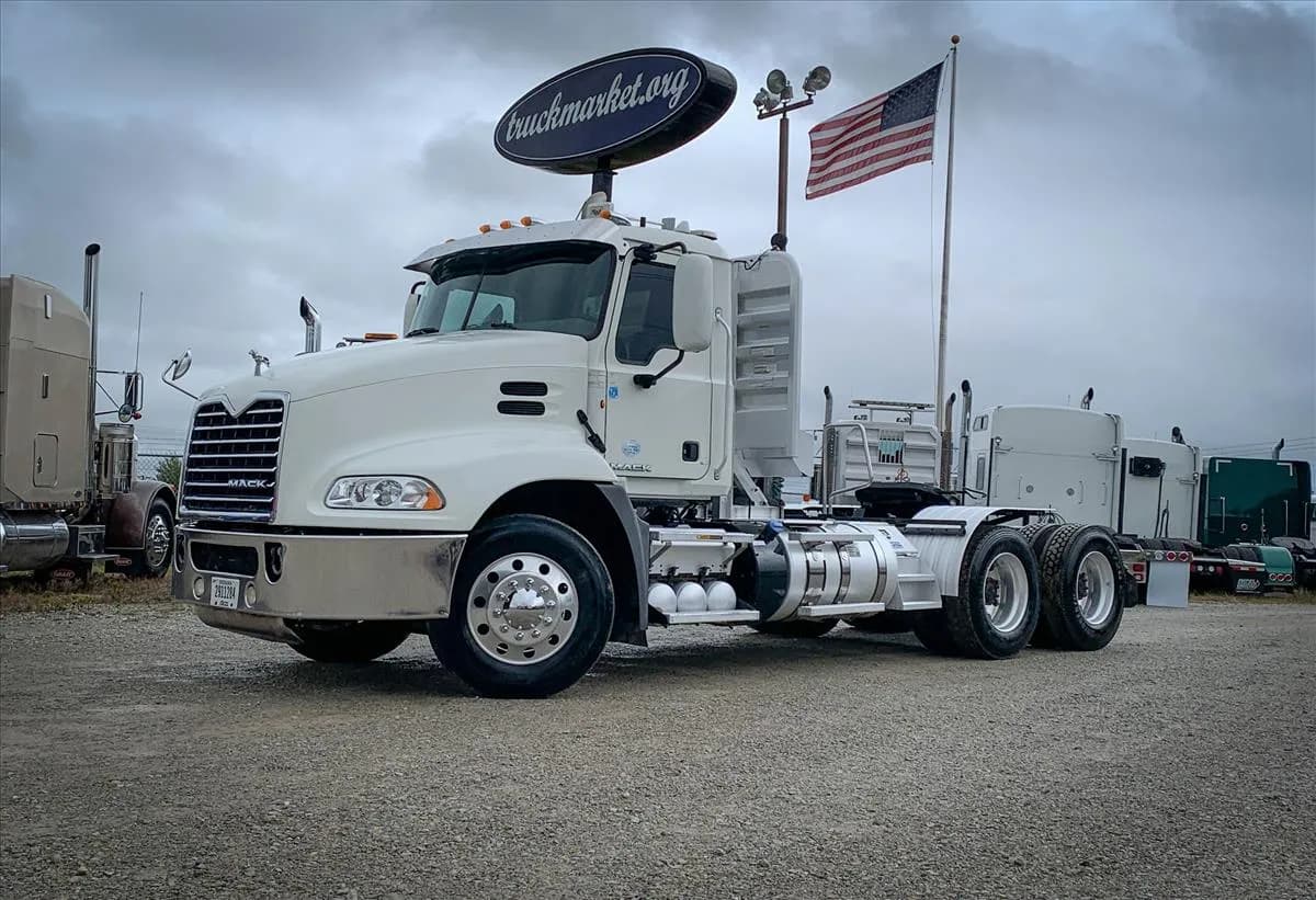 2013 Mack CXU613 - Day Cab