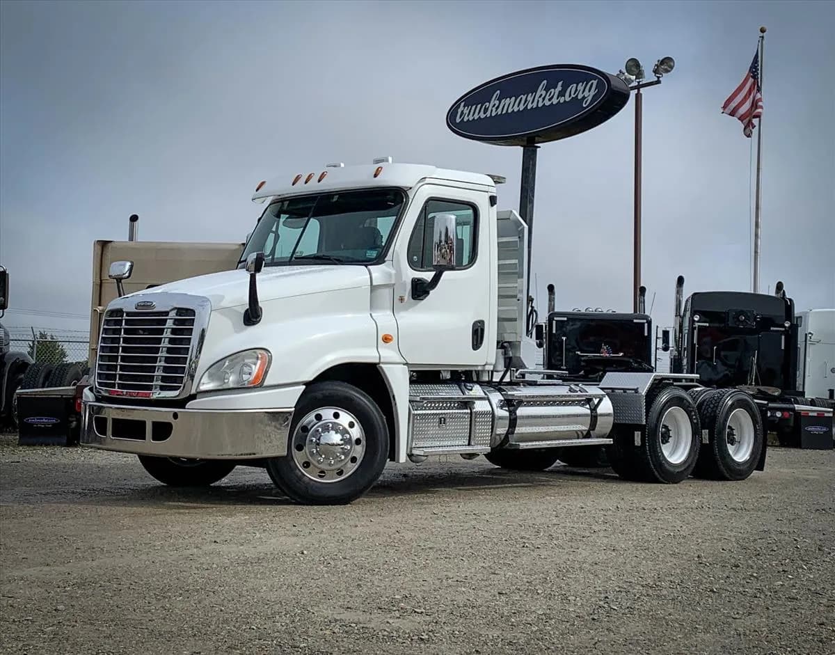 2013 Freightliner Cascadia - Day Cab
