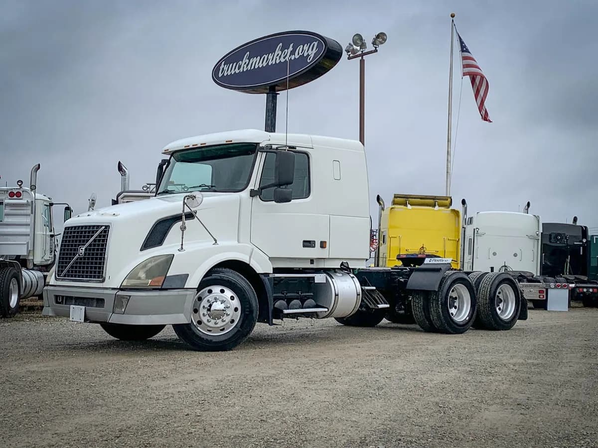 2004 Volvo VNL630 - Sleeper