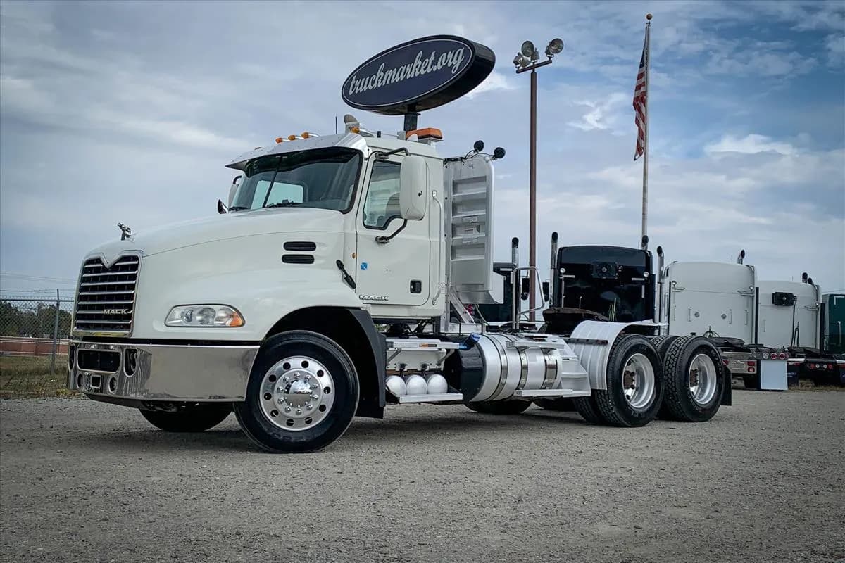 2013 Mack CXU613 - Day Cab