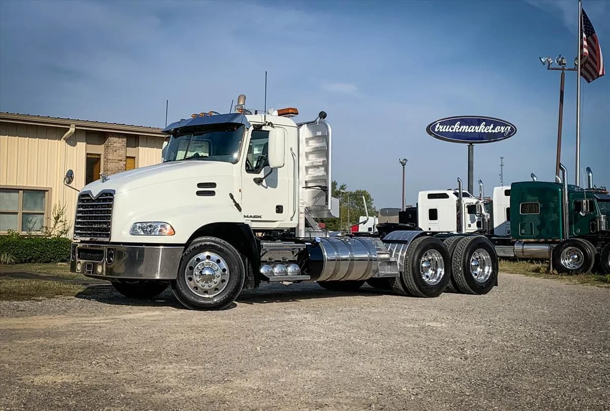 2013 Mack CXU613 - Day Cab
