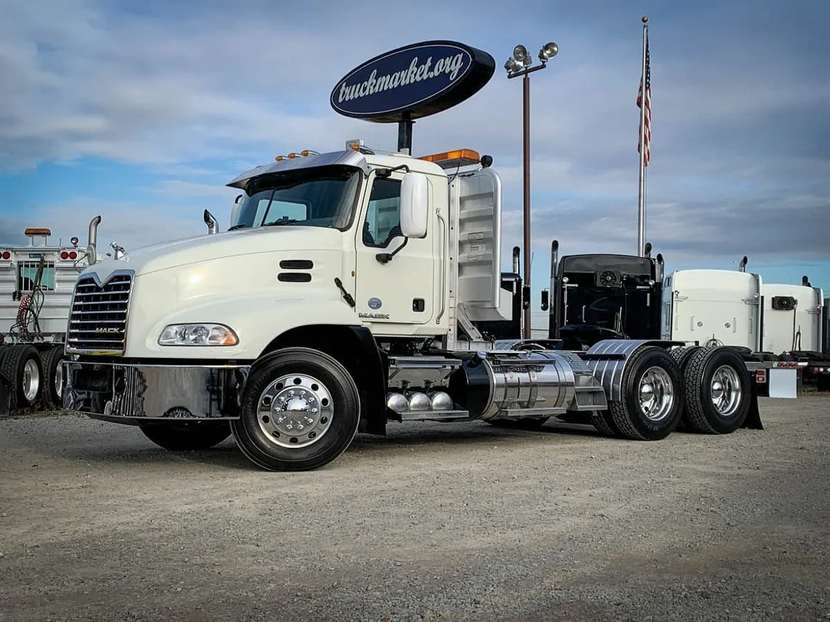2013 Mack CXU613 - Day Cab