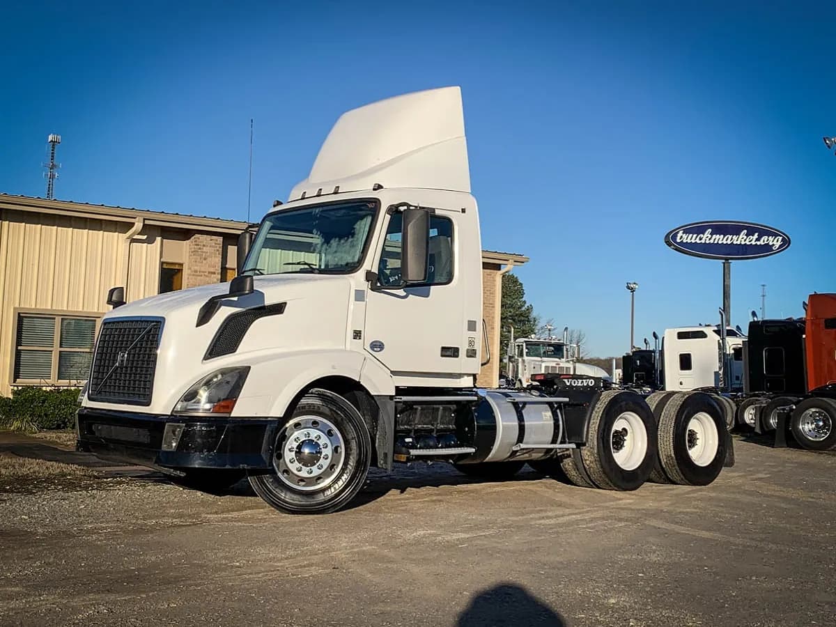 2013 Volvo VNL64T300 - Day Cab