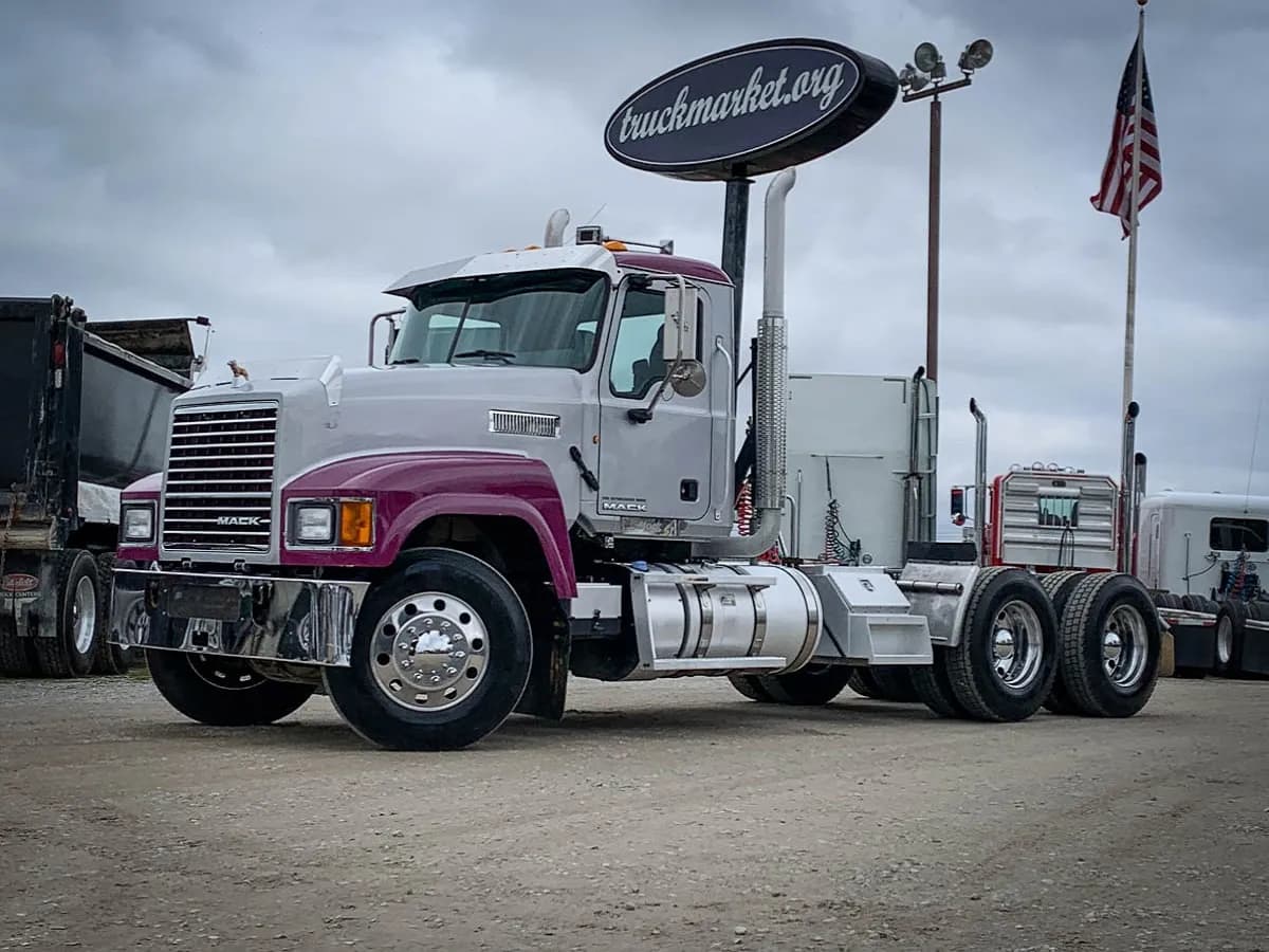 2011 Mack CHU613 - Day Cab