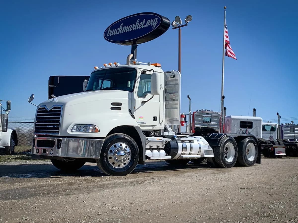 2013 Mack CXU613 - Day Cab