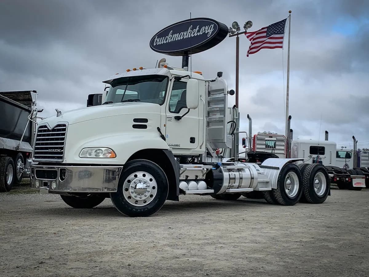 2013 Mack CXU613 - Day Cab