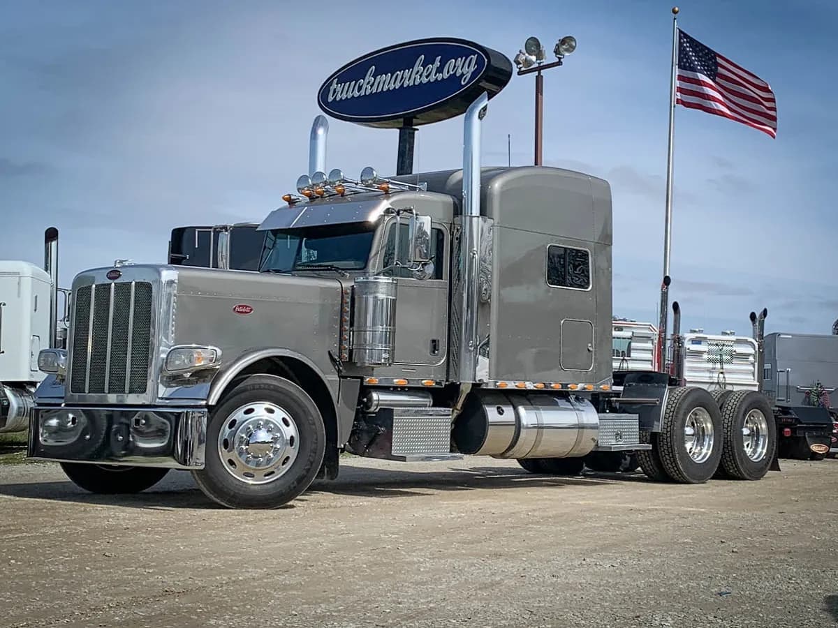 2017 Peterbilt 389 - Sleeper