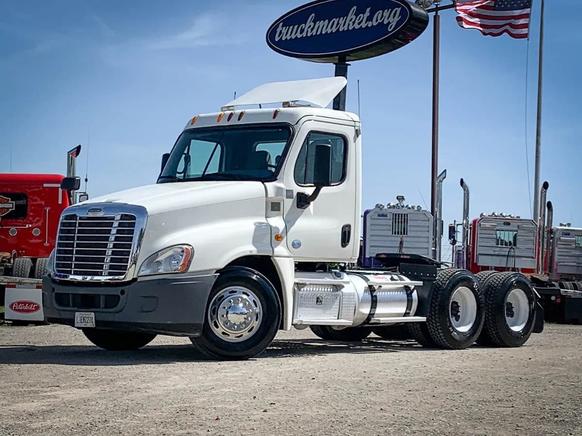 2013 Freightliner Cascadia - Day Cab