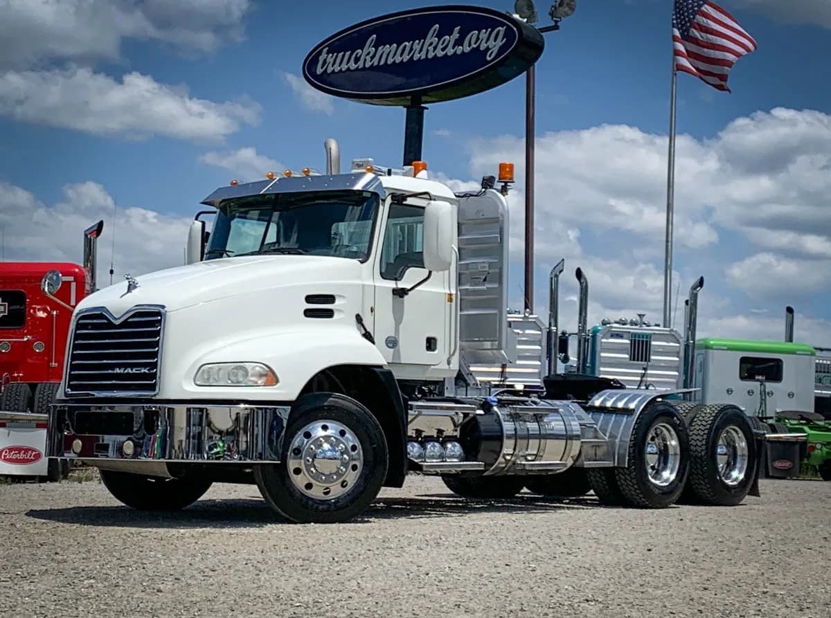 2013 Mack CXU613 - Day Cab