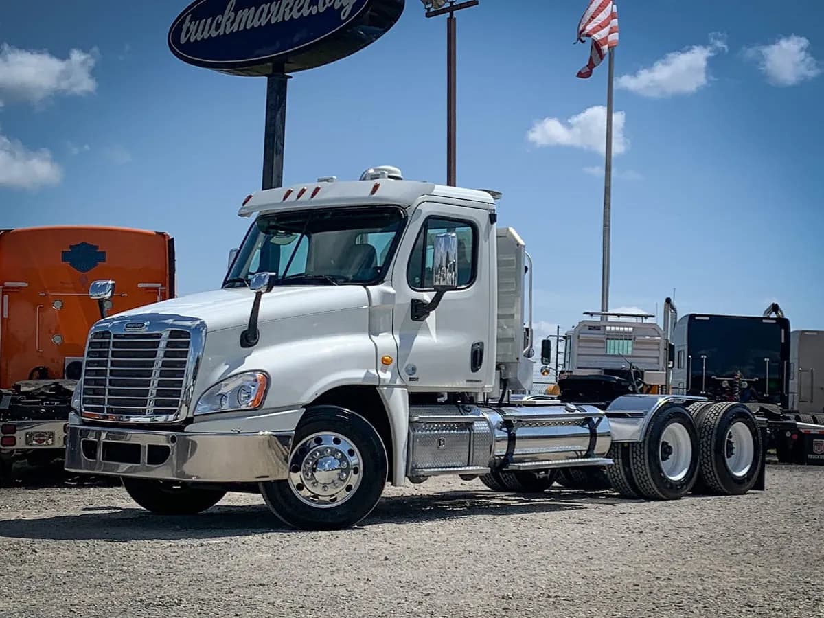 2012 Freightliner Cascadia - Day Cab