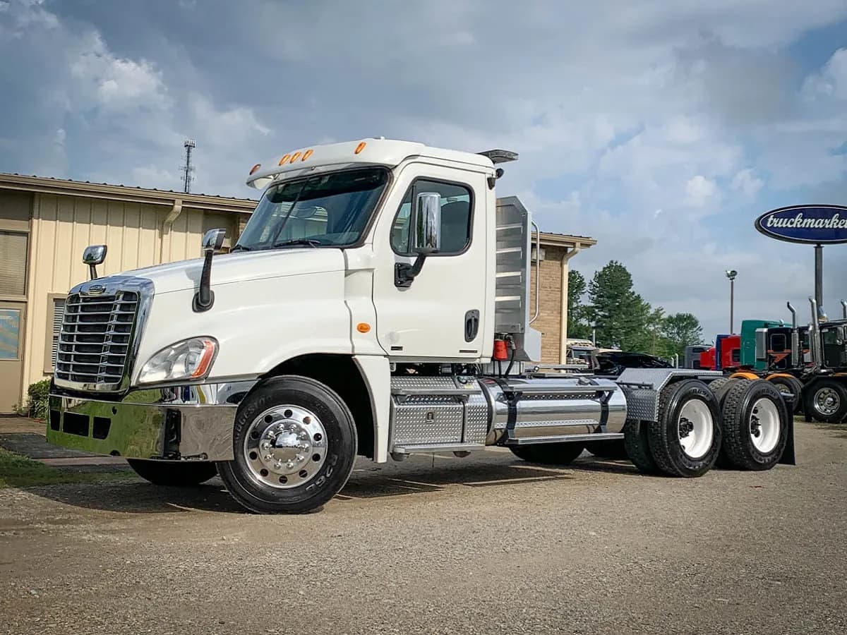 2012 Freightliner Cascadia - Day Cab