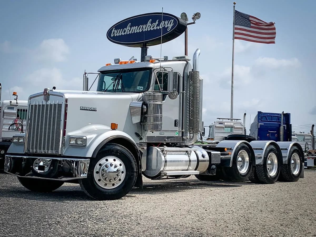 2018 Kenworth W900L TRI - Day Cab