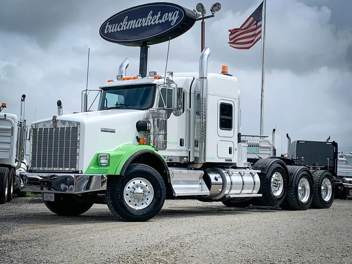 2013 Kenworth T800W TRI - Sleeper