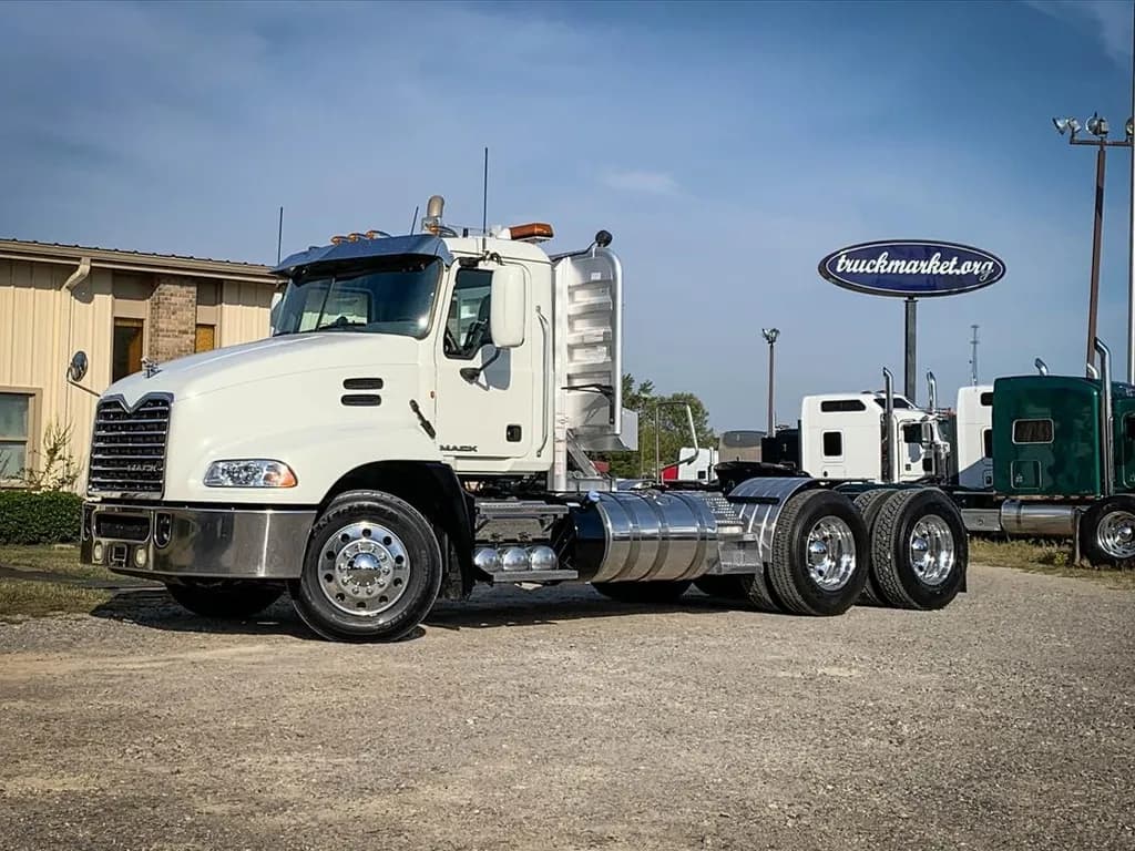 2013 Mack CXU613 - Day Cab