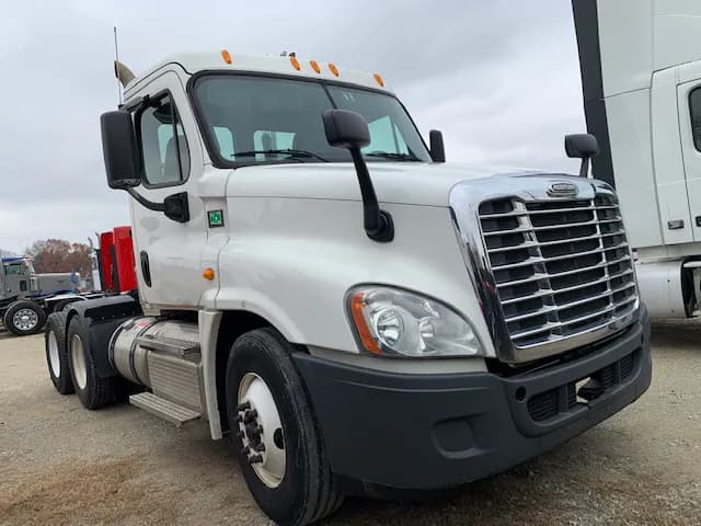 2013 Freightliner Cascadia - Day Cab