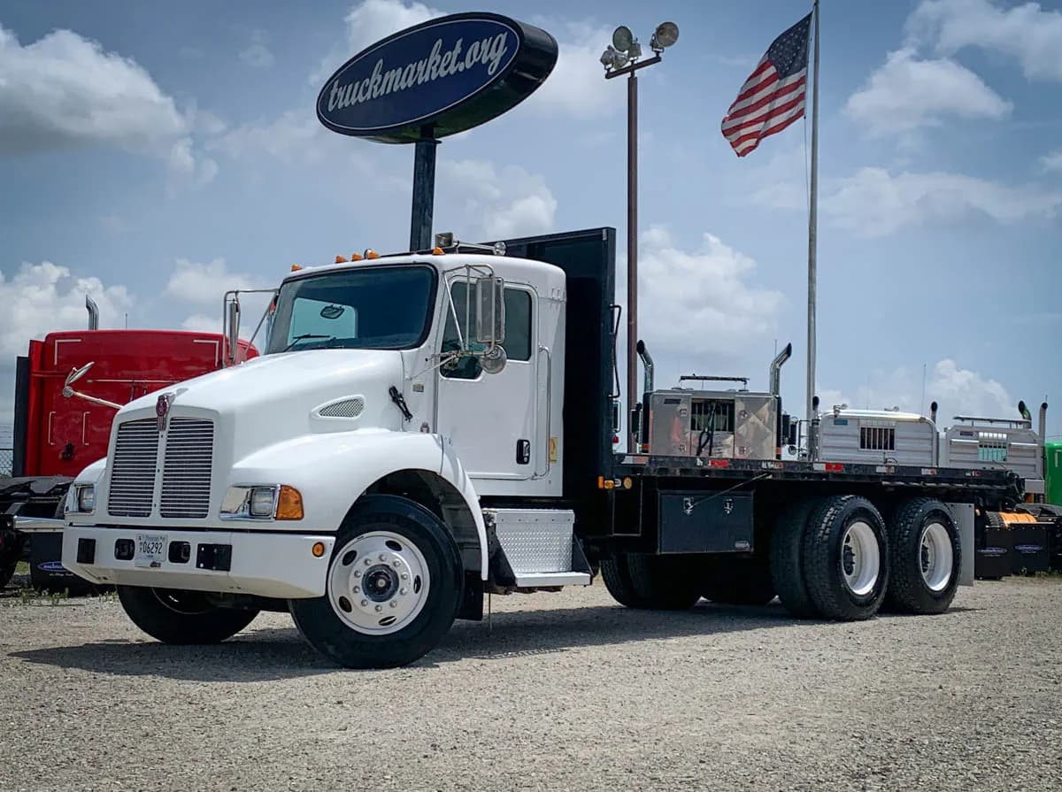 2003 Cat T300 - Flatbed