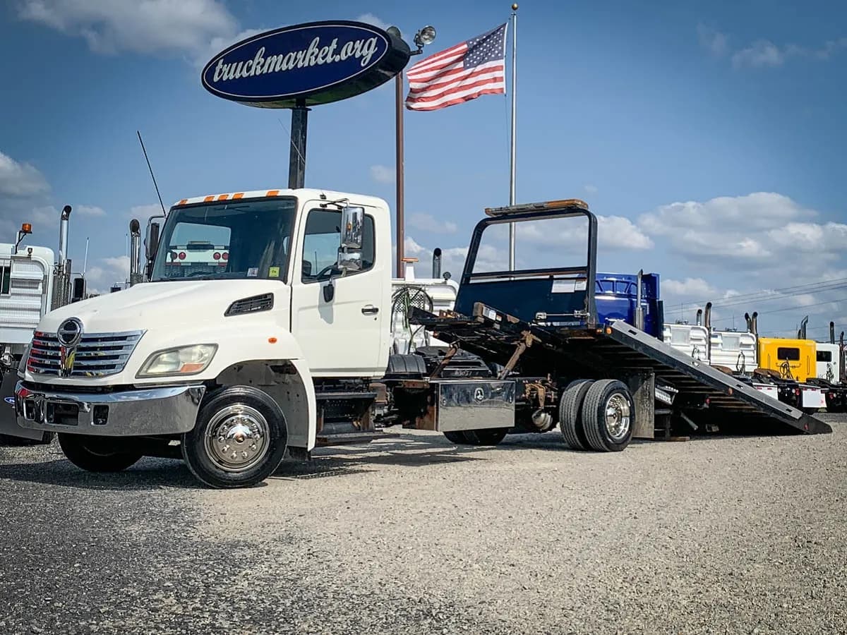 2008 Hino 268 - Tow