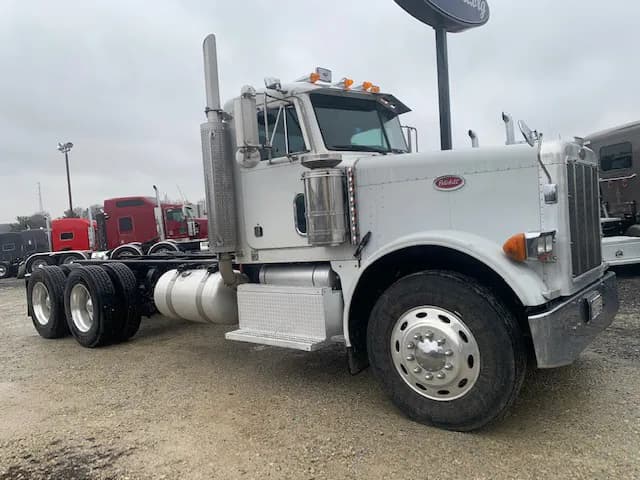 2002 Peterbilt 379 CAB & - Chassis