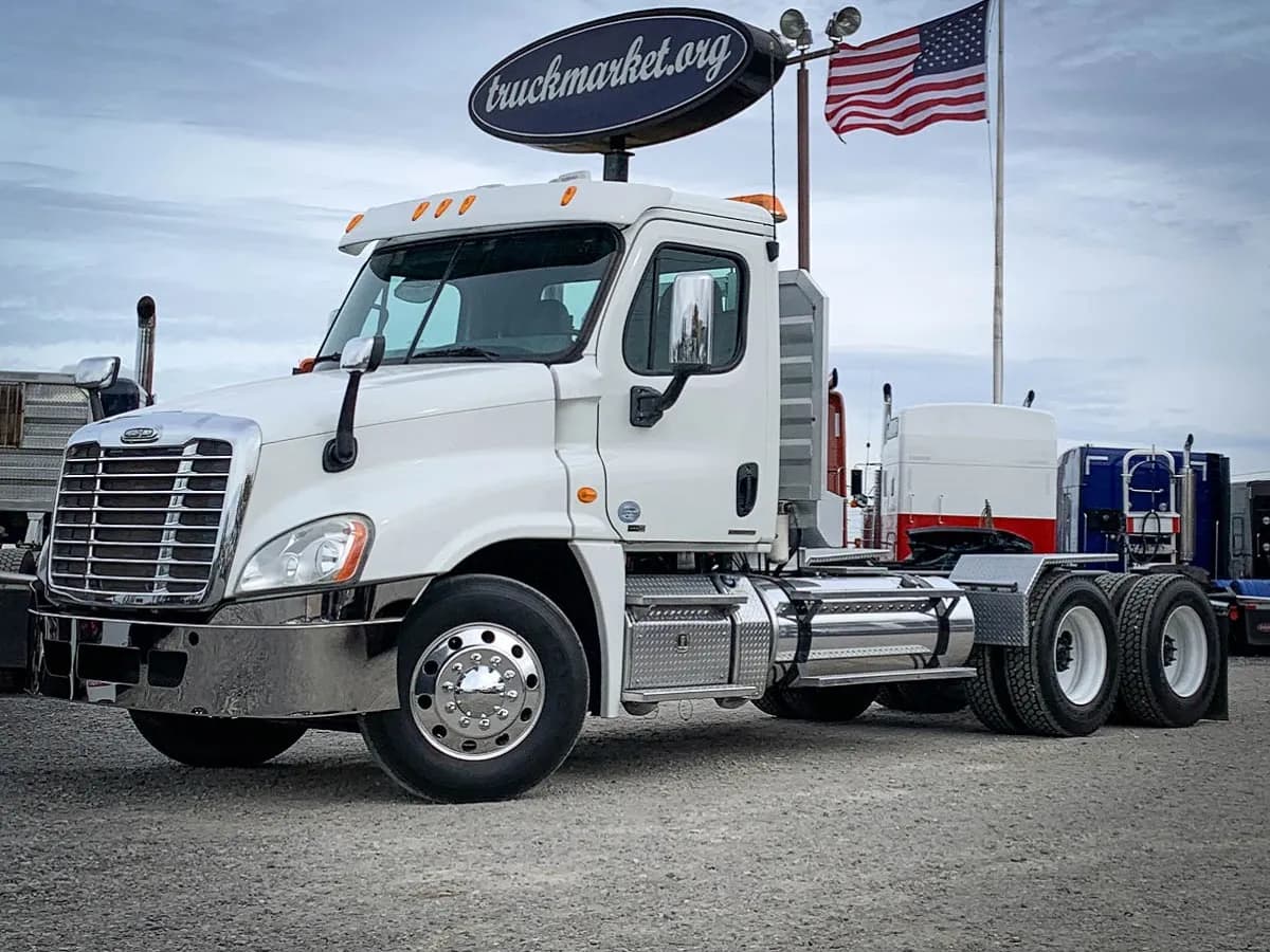 2012 Freightliner Cascadia - Day Cab