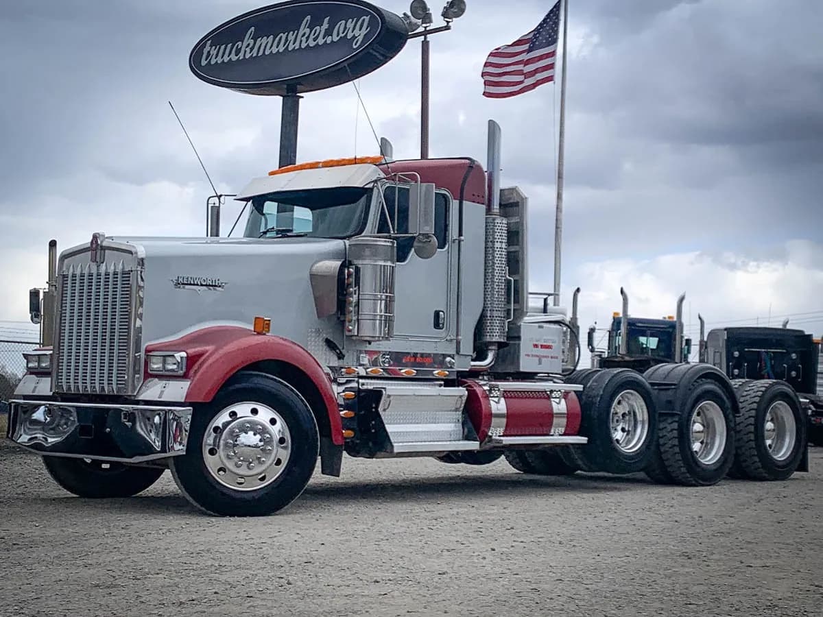 2007 Cat W900L TRI - Day Cab