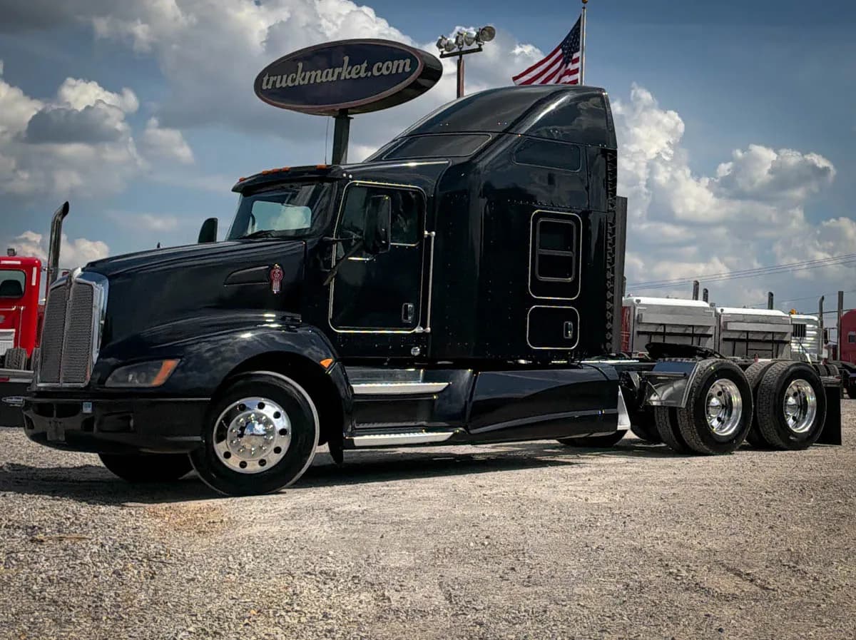 2015 Kenworth T660 - Glider Kit Trucks