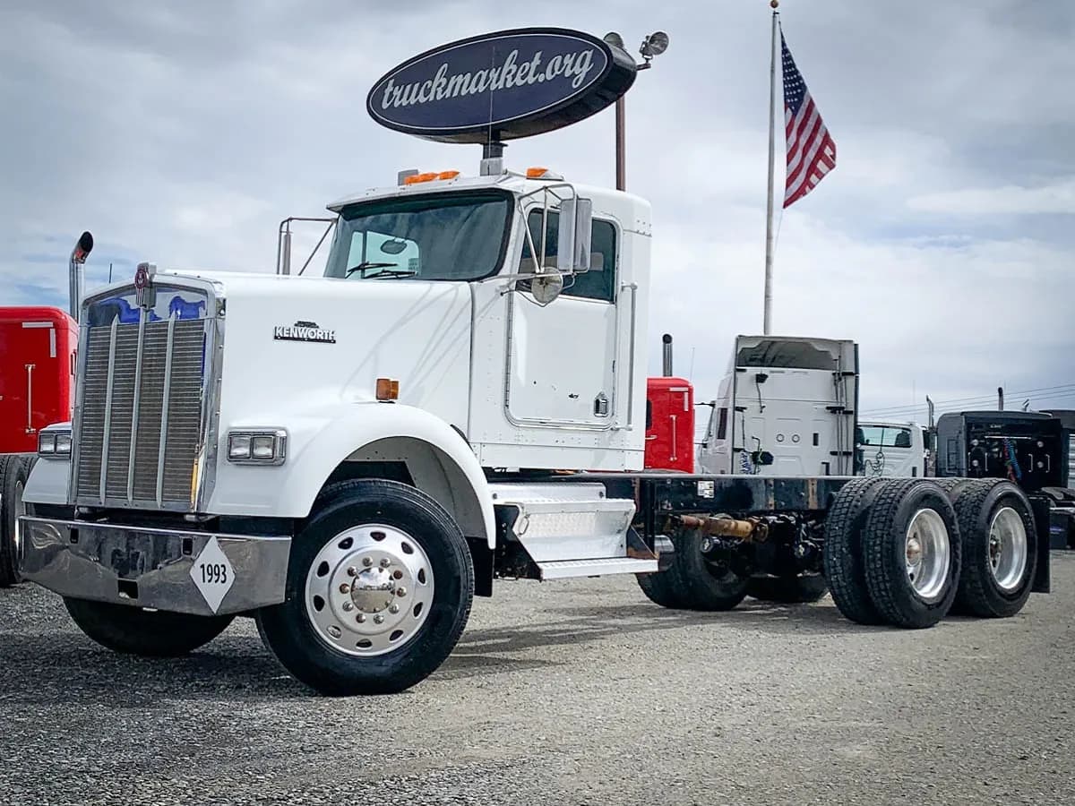 2001 Cat W900 CAB & - Chassis