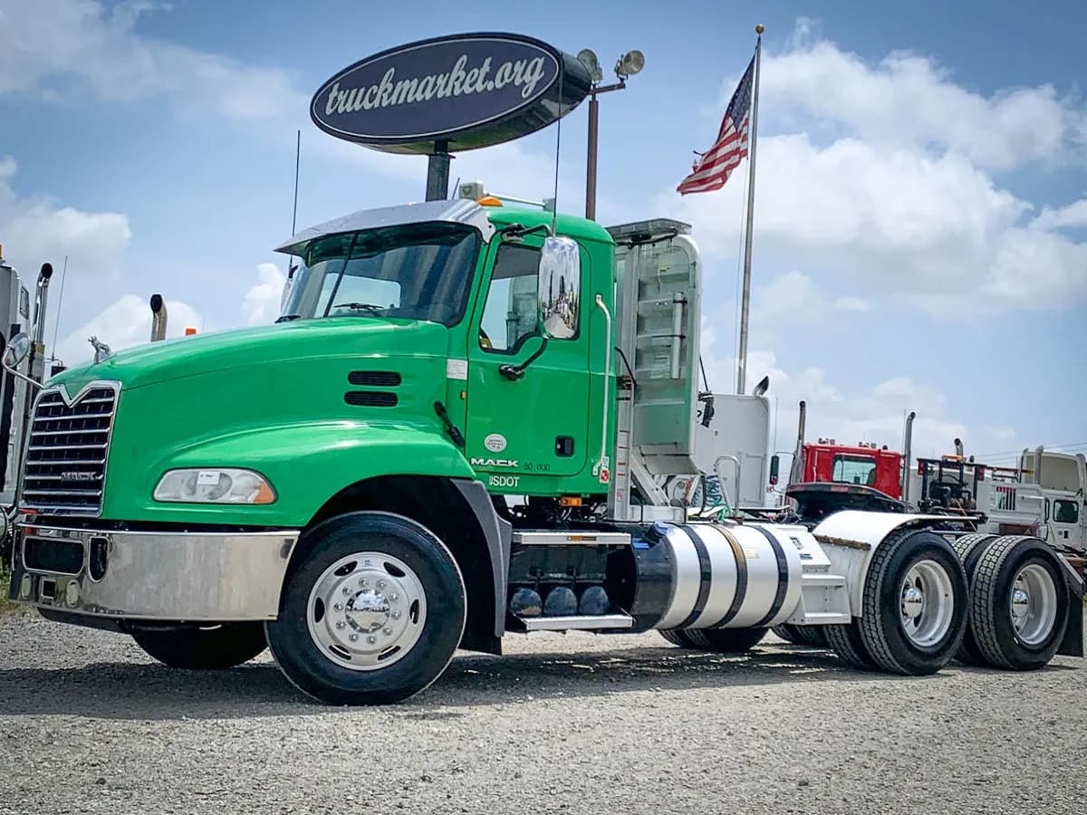 2013 Mack CXU613 - Day Cab