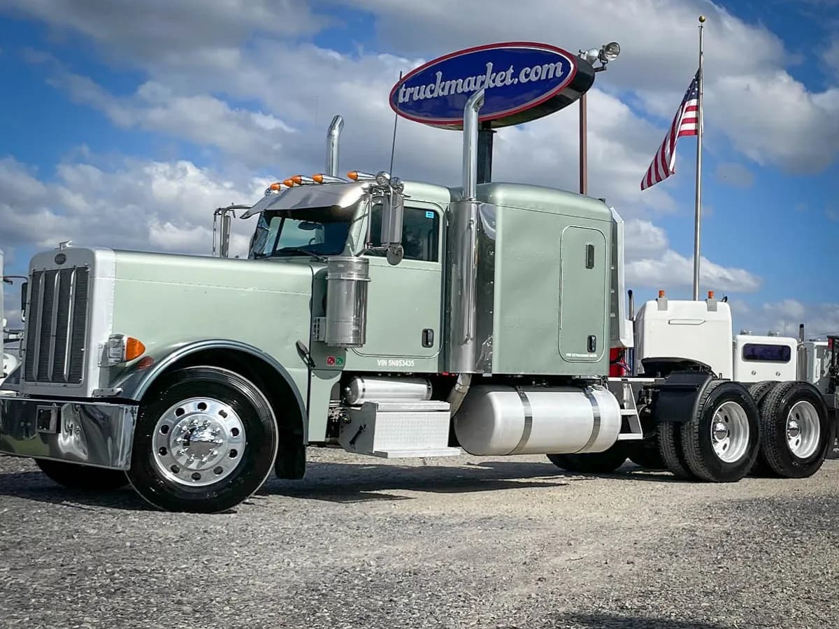 2005 Peterbilt 379EXHD - Sleeper