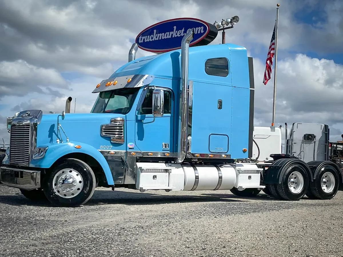 2011 Freightliner Coronado - Sleeper