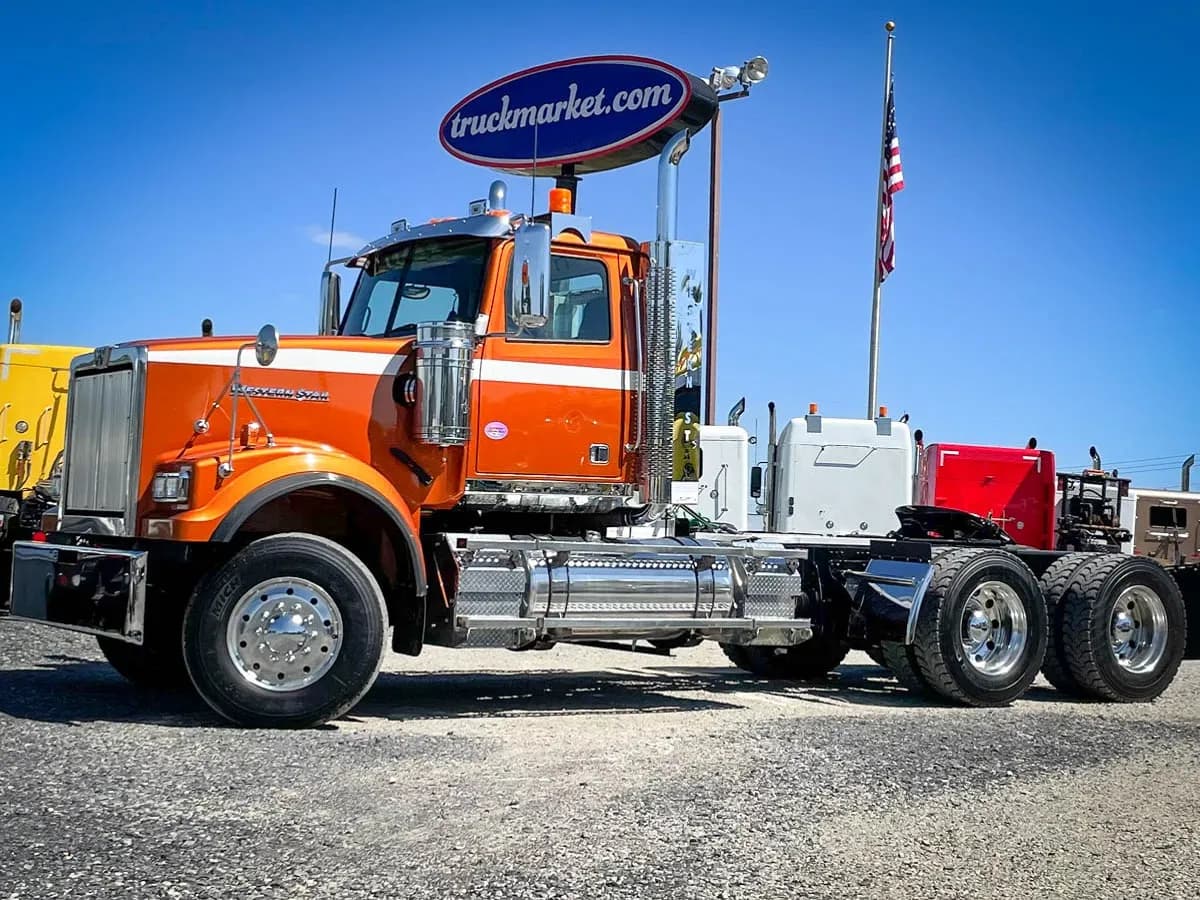 2017 Western Star 4900FA - Day Cab