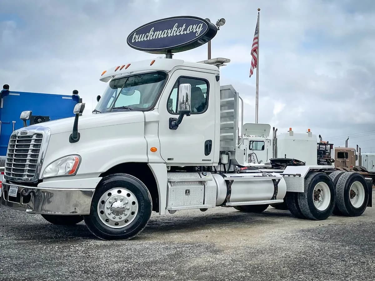 2012 Freightliner Cascadia - Day Cab