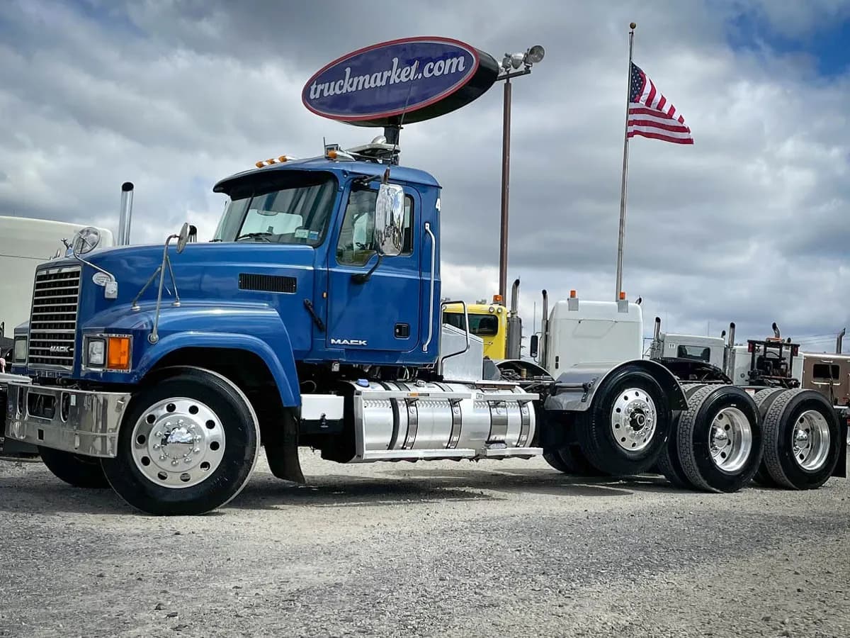 2014 Mack CHU613 TRI - Day Cab
