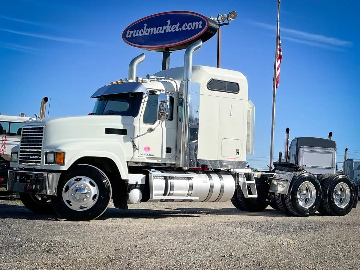 2017 Mack CHU613 - Sleeper