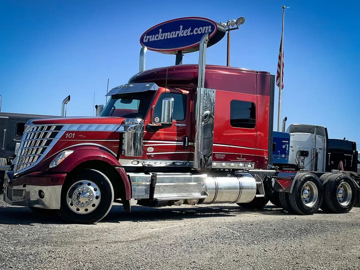 2019 International LONESTAR - Sleeper