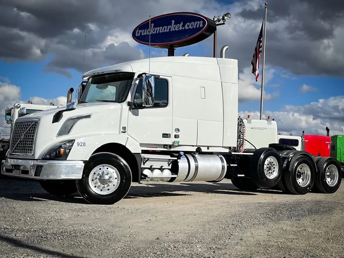 2017 Volvo VNX TRI - Sleeper