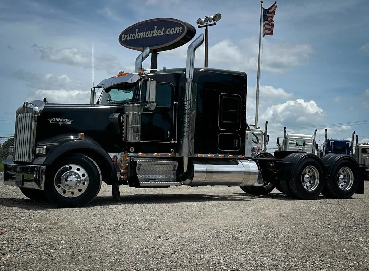 2017 Kenworth W900L - Glider Kit Trucks