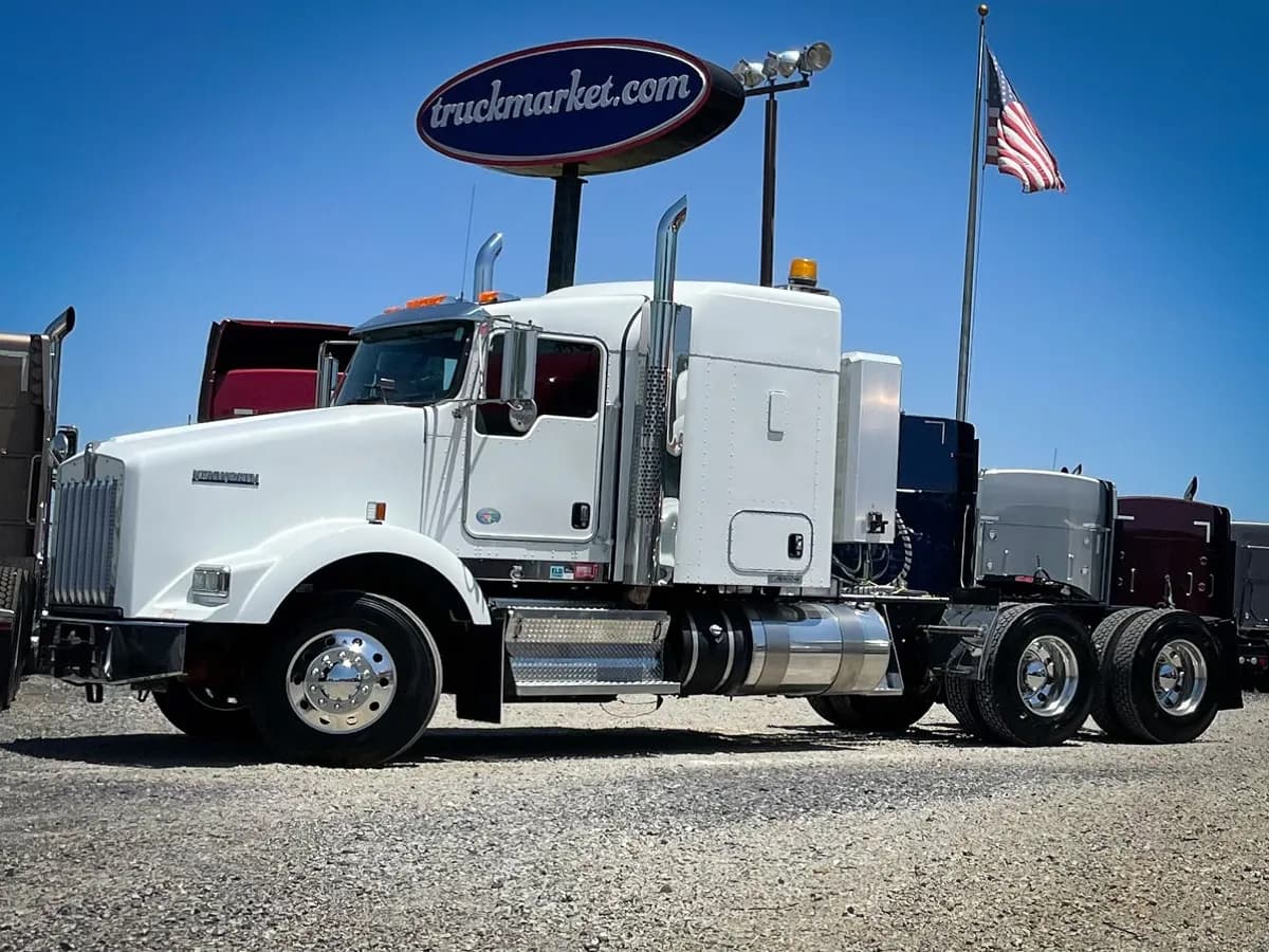 2013 Kenworth T800 - Sleeper