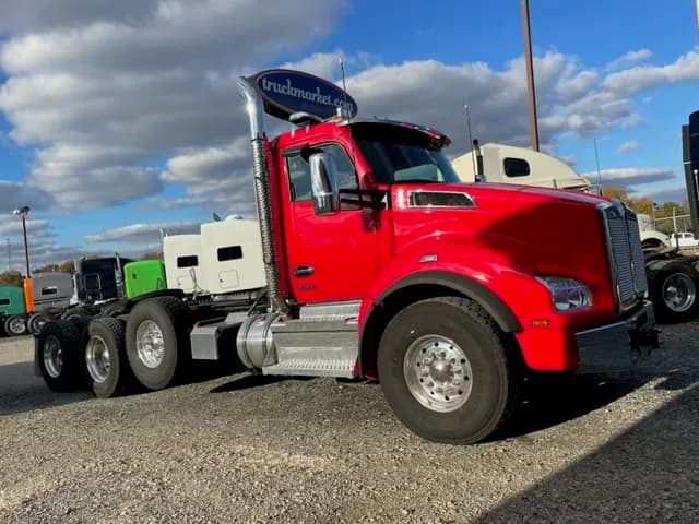 2022 Kenworth T880 TRI - Day Cab