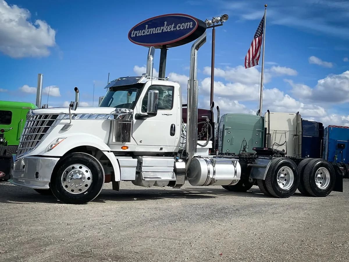 2019 International LONESTAR - Day Cab