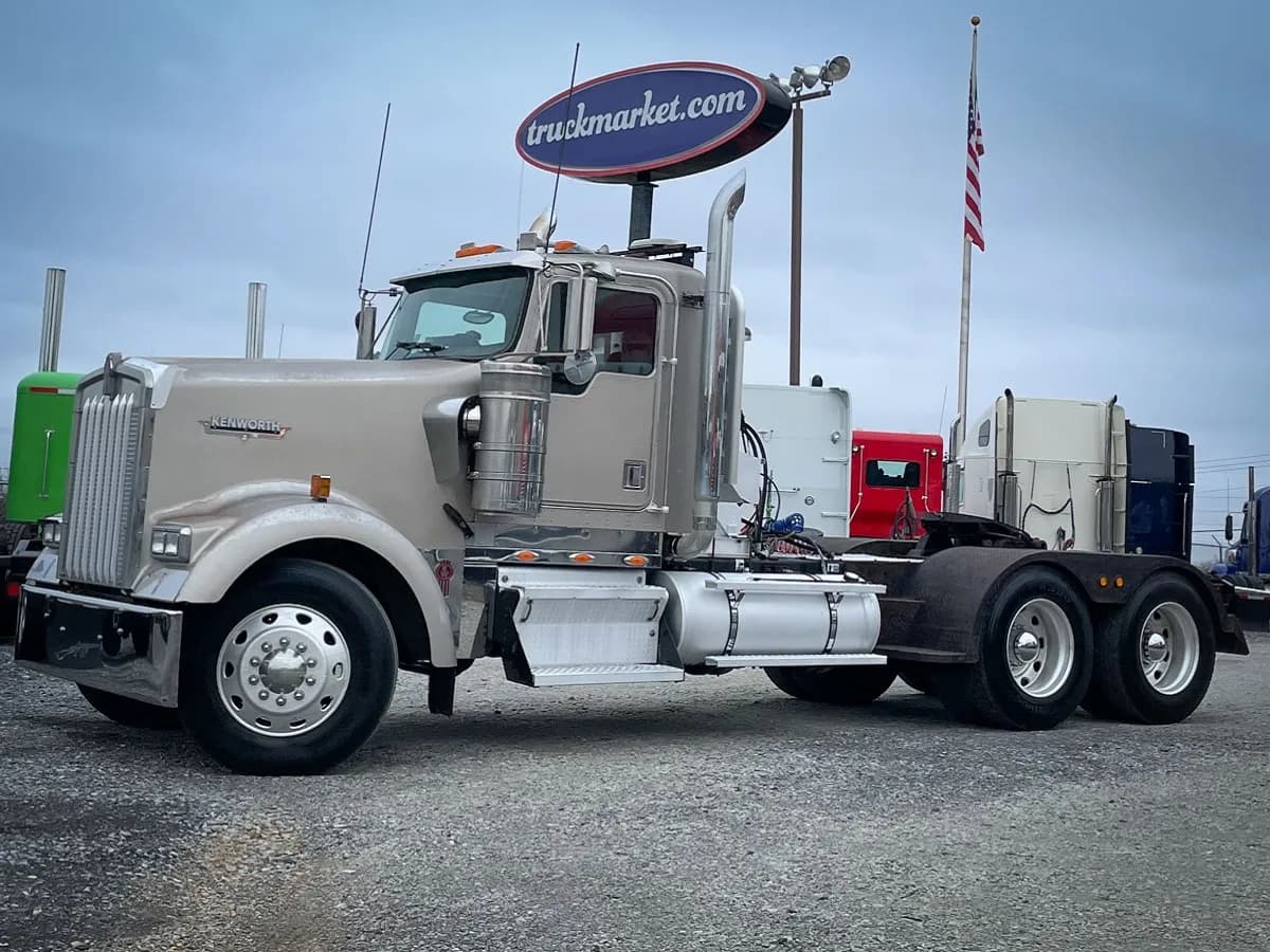 2002 Cat W900L - Day Cab