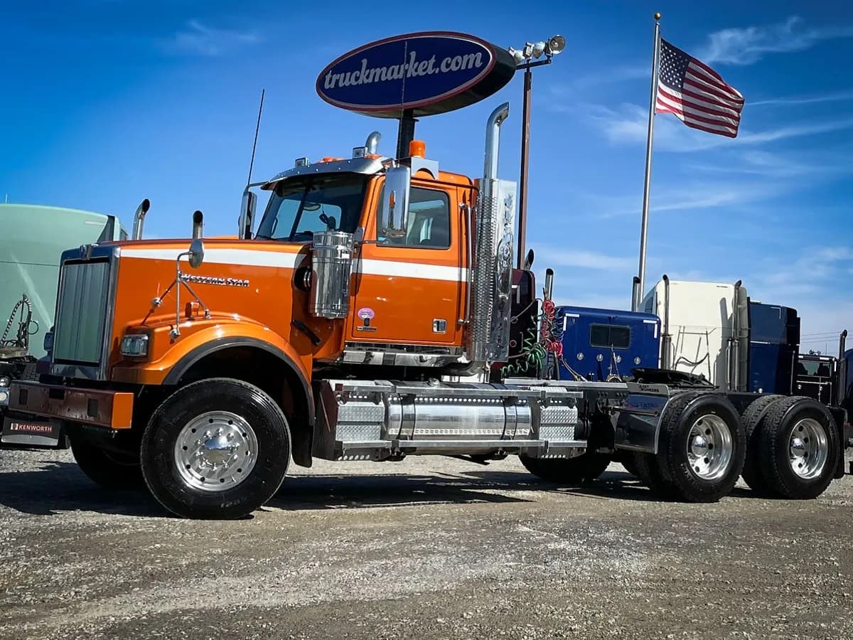 2017 Western Star 4900FA - Day Cab