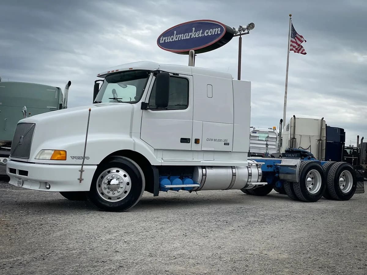 2001 Volvo VNL64T - Sleeper