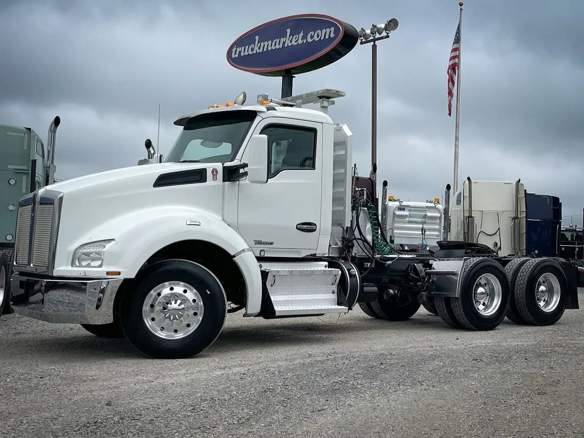 2015 Kenworth T880 - Day Cab