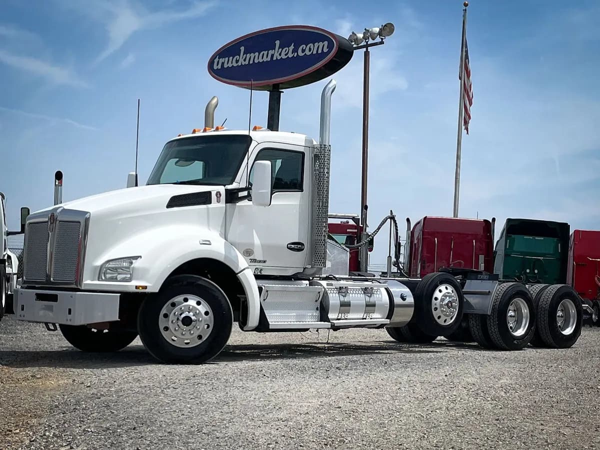 2018 Kenworth T880 TRI - Day Cab