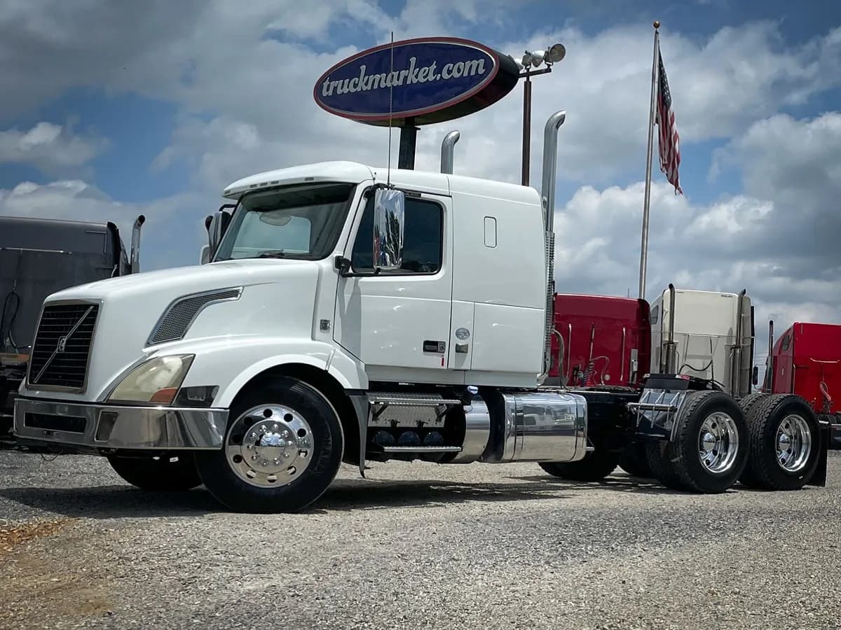 2013 Volvo VNL - Sleeper