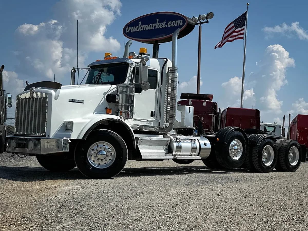 2013 Kenworth T800W TRI - Day Cab
