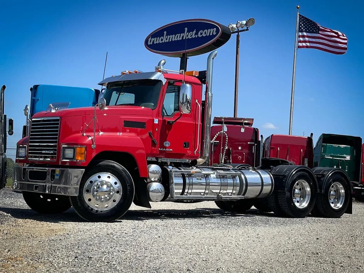 2018 Mack PINNACLE - Day Cab
