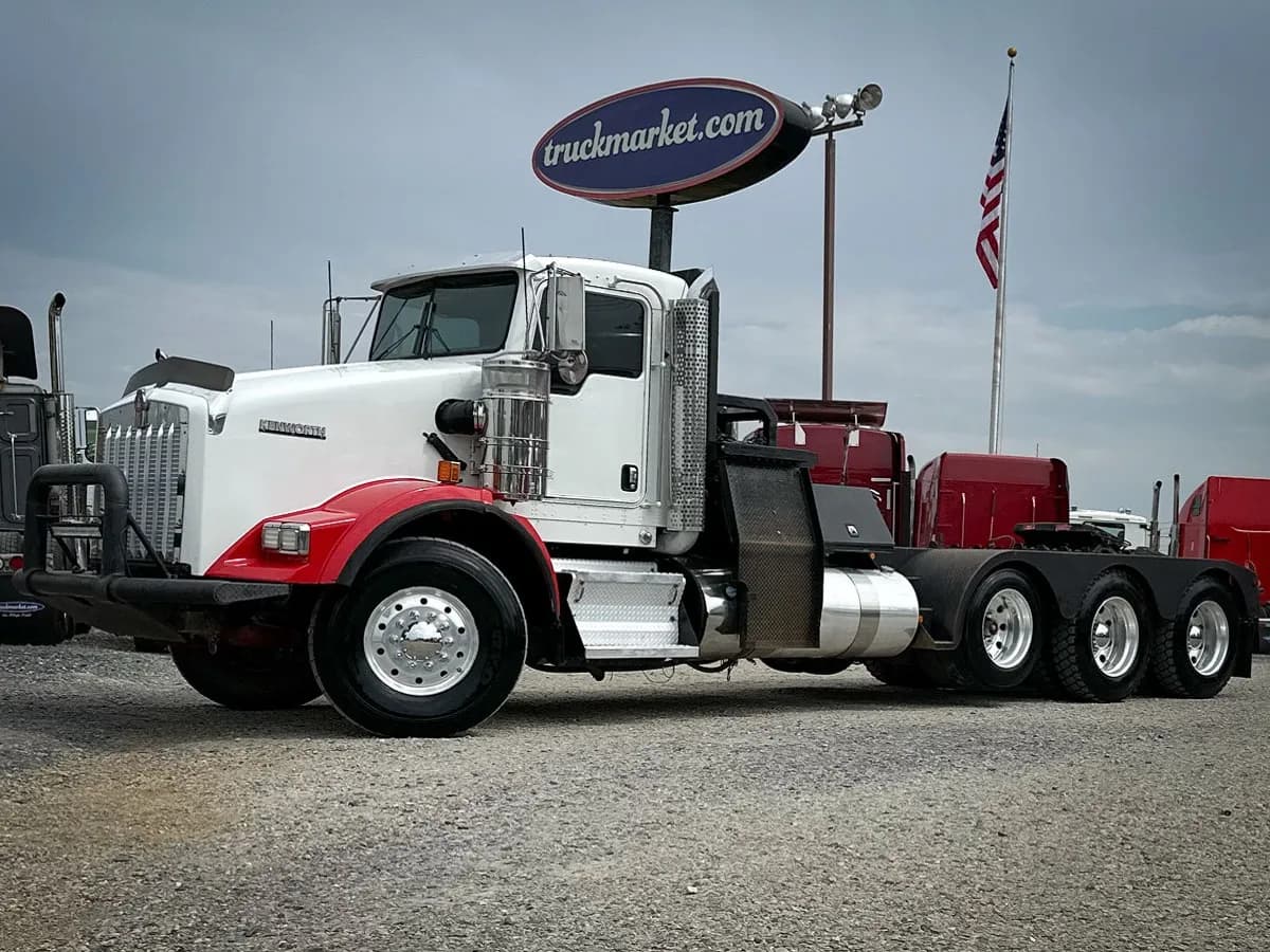 2013 Kenworth T800 - Oil Field Trailers / Winch / Oil Field Trucks