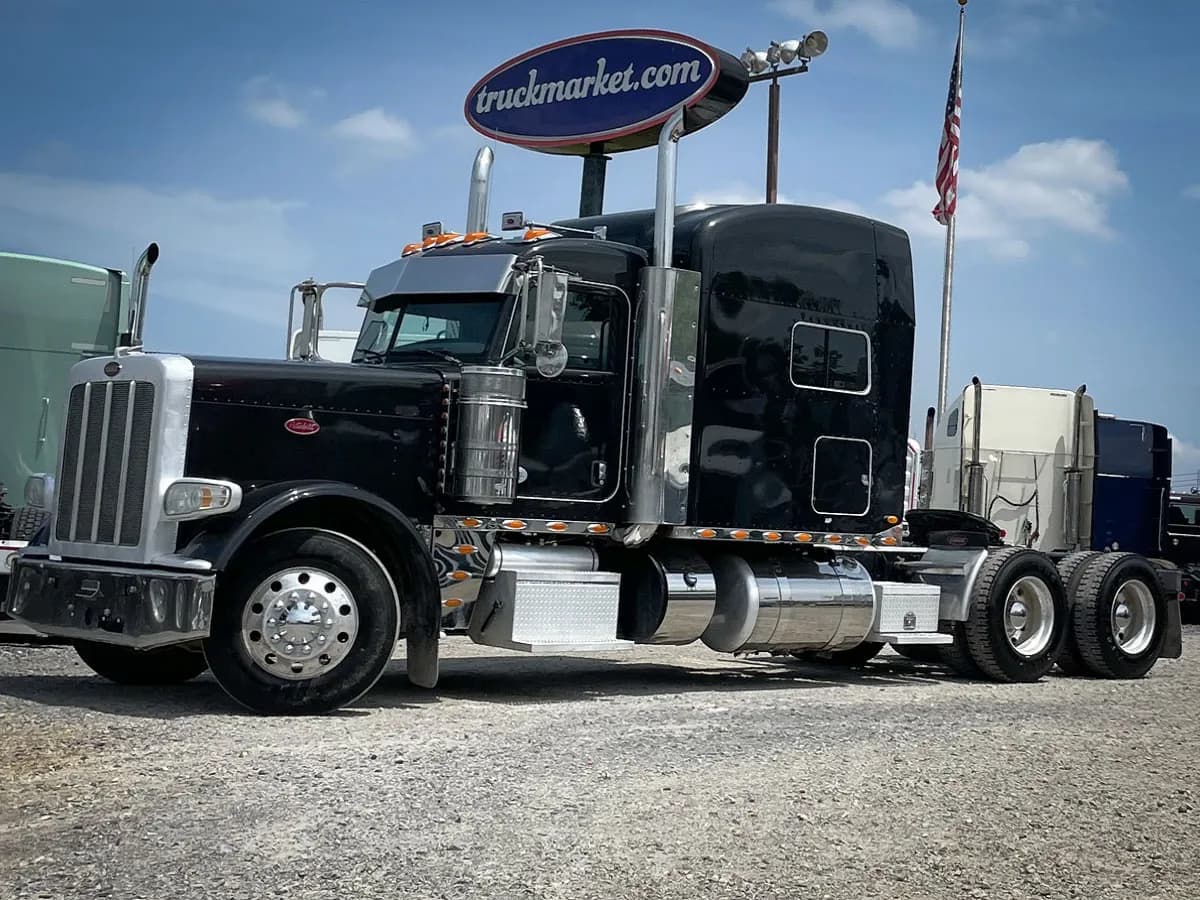 2013 Peterbilt 388 - Sleeper