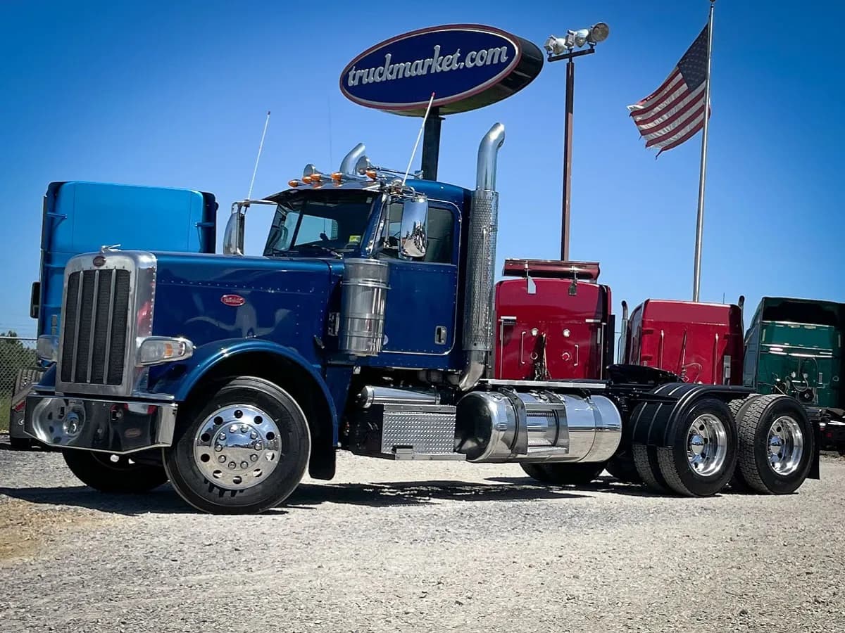 2017 Peterbilt 389 - Day Cab